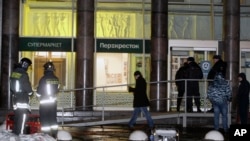 ប៉ូលិស​ឈរ​នៅ​ច្រក​ចូលទៅ​កាន់​ផ្សារទំនើប​មួយ​ក្នុង​ទីក្រុង St. Petersburg​ ប្រទេស​រុស្ស៊ី បន្ទាប់​ពី​មាន​ការ​បំផ្ទុះ​នៅ​ទីនោះ​កាល​ពី​ថ្ងៃទី​២៧ ខែ​ធ្នូ។