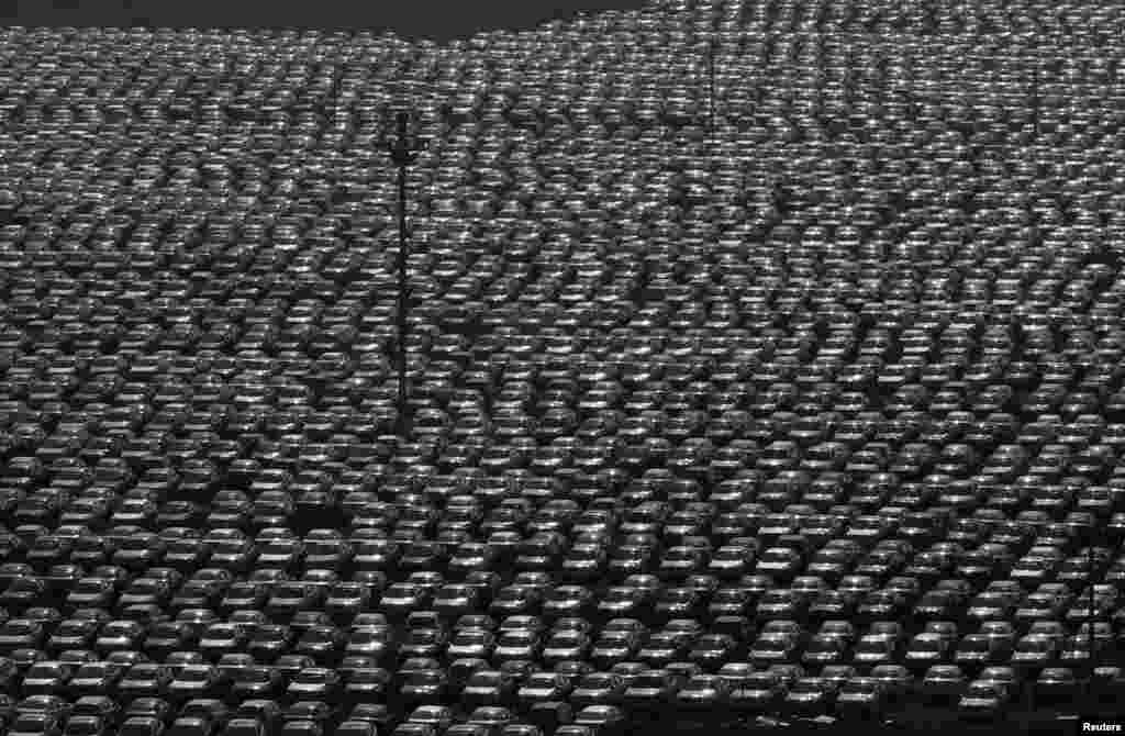 Mobil-mobil baru diparkir di pabrik mobil di kota Shenyang, Liaoning, China. 