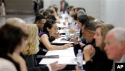 Suasana ajang pertemuan perusahaan dan para pencari kerja (job fair) di Anaheim, California (Foto: dok). 