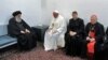 Le grand ayatollah Ali al-Sistani (à g.) reçoit le pape François et sa délégation, à son domicile dans la ville sainte de Najaf, le 6 mars 2021. 