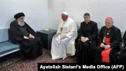 Le grand ayatollah Ali al-Sistani (à g.) reçoit le pape François et sa délégation, à son domicile dans la ville sainte de Najaf, le 6 mars 2021. 