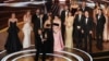 Ekipa filma "Anora" na podijumu u Los Anđelesu (Foto: REUTERS/Carlos Barria)