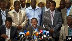 Kalonzo Musyoka, makamu rais wa sasa na mgombea mwenza wa Raila Odinga, akiongea kwenye mkutano na waandishi wa habari. Mar. 7, 2013.