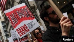 미국작가조합(WGA) 조합원들이 뉴욕에서 피켓 시위를 벌이고 있다. (자료사진)