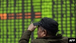 3일 중국 항저우의 증권사 객장에서 투자자가 증시 전광판을 보고 있다