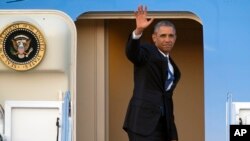 Presiden Barack Obama melambaikan tangannya sebelum memasuki pesawat Air Force One untuk bertolak ke Kenya dan Ethiopia (23/7).