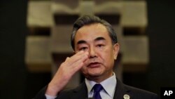 왕이 중국 외교부장이 6일 필리핀 마닐라에서 열린 아세안지역안보포럼(ARF) 회의장에서 기자들의 질문에 답하고 있다.