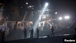 Para petugas penyelamat di atas kapal yang tenggelam di Sungai Yangtze, provinsi Hubei, China (3/6). 