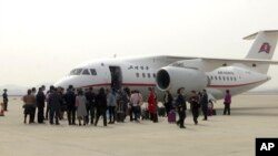 지난해 3월 북한 평양 순안공항에 착륙한 고려항공 An-148 기종 여객기에서 승객들이 내리고 있다.