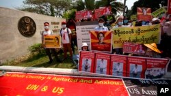 រូបឯកសារ៖ ក្រុម​បាតុករ​ដែល​ប្រឆាំង​នឹង​រដ្ឋប្រហារ​យោធា​ប្រមូលផ្ដុំ​គ្នា​នៅ​ខាង​ក្រៅ​ស្ថានទូត​សហរដ្ឋ​អាមេរិក​ប្រចាំ​ក្នុង​ទីក្រុង​រ៉ង់ហ្គូន ប្រទេស​មីយ៉ាន់ម៉ា ថ្ងៃទី១៩ ខែកុម្ភៈ ឆ្នាំ២០២១។