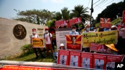 រូបឯកសារ៖ ក្រុម​បាតុករ​ដែល​ប្រឆាំង​នឹង​រដ្ឋប្រហារ​យោធា​ប្រមូលផ្ដុំ​គ្នា​នៅ​ខាង​ក្រៅ​ស្ថានទូត​សហរដ្ឋ​អាមេរិក​ប្រចាំ​ក្នុង​ទីក្រុង​រ៉ង់ហ្គូន ប្រទេស​មីយ៉ាន់ម៉ា ថ្ងៃទី១៩ ខែកុម្ភៈ ឆ្នាំ២០២១។