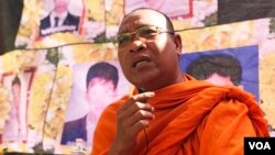 រូបឯកសារ៖ ព្រះ​តេជគុណ​ លួន​ សុវ៉ាត ចូល​រួម​ពិធី​រំឭក​ខួប​លើក​ទី​៦ឆ្នាំ​នៃ​ការ​បង្ក្រាប​ហិង្សា​​ កាល​ពី​ឆ្នាំ​២០១៤​ ទៅ​លើ​កម្មករ​នៅ​លើ​ផ្លូវវេង ស្រង​ និង​តំបន់​រោងចក្រ​ផ្សេងទៀត​ ក្នុង​ទី​ក្រុង​ភ្នំពេញ។ 