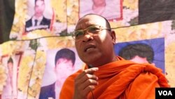 រូបឯកសារ៖ ព្រះ​តេជគុណ​ លួន​ សូវ៉ាត ដែល​ជា​ម្ចាស់​ពាន​រង្វាន់​ផ្នែក​ការពារ​សិទ្ធិ​ឆ្នាំ ​២០១២ ចូល​រួម​ពិធី​រំឭក​ខួប​ ៦ ឆ្នាំ​នៃ​ការ​បង្ក្រាប​ហិង្សា​​ កាល​ពី​ឆ្នាំ​ ២០១៤​ ទៅ​លើ​កម្មករ​នៅ​លើ​ផ្លូវវេង ស្រង​ និង​តំបន់​រោងចក្រ​ផ្សេងទៀត​ ក្នុង​ទី​ក្រុង​ភ្នំពេញ ថ្ងៃទី២ ខែមករា ឆ្នាំ២០២០។ 