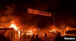 Vatra besni nakon izraelskog udara na područje predviđeno za raseljene Palestince, u Rafi u južnom delu Pojasa Gaze, na fotografiji napravljenoj od video snimka, 26. maja 2024.