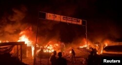 Kebakaran besar berkobar menyusul serangan udara Israel di wilayah yang diperuntukkan bagi para pengungsi Palestina di kota Rafah, Jalur Gaza selatan Minggu (26/5).