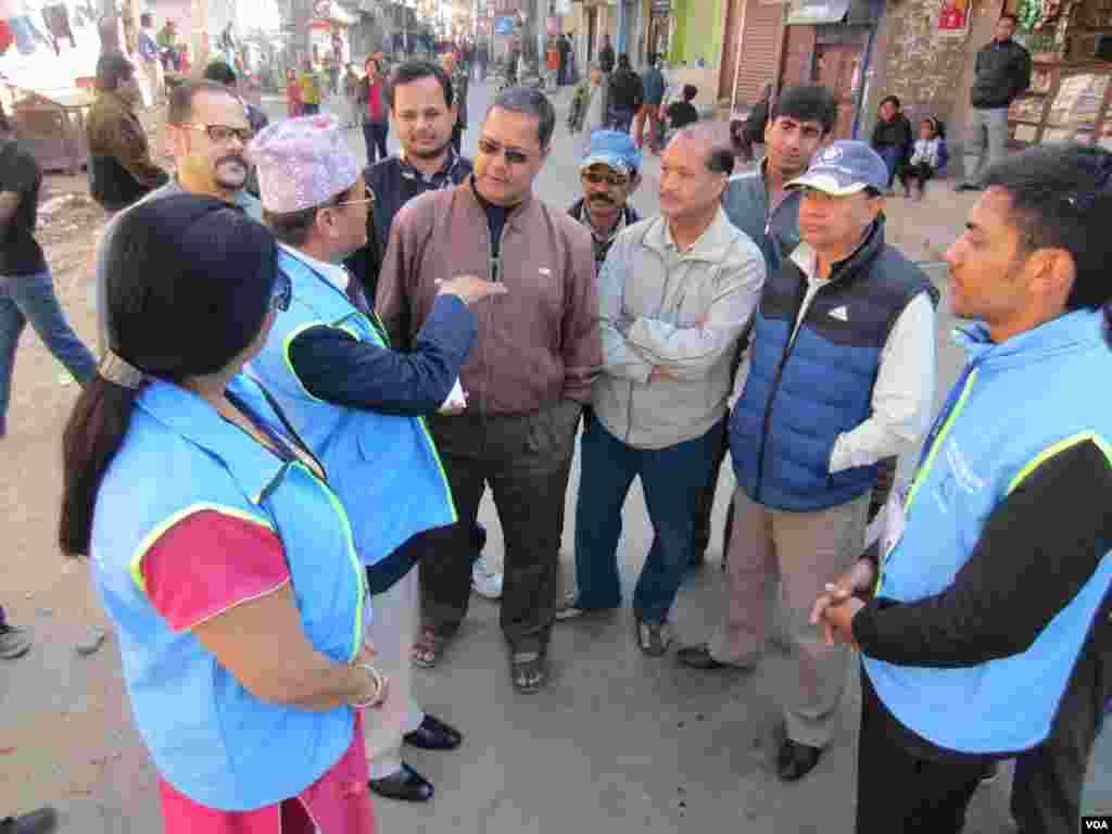 Election observers talk to voters in Kathmandu, Nov. 19, 2013. (Aru Pande/VOA) 
