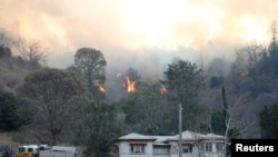Tim Tanggap Darurat dan Pemadam Kebakaran berupaya memadamkan kebakaran di dekat kota Canungra, Scenic Rim, Queensland tenggara, Australia, 6 September 2019. (Regi Varghese/AAP/via REUTERS).