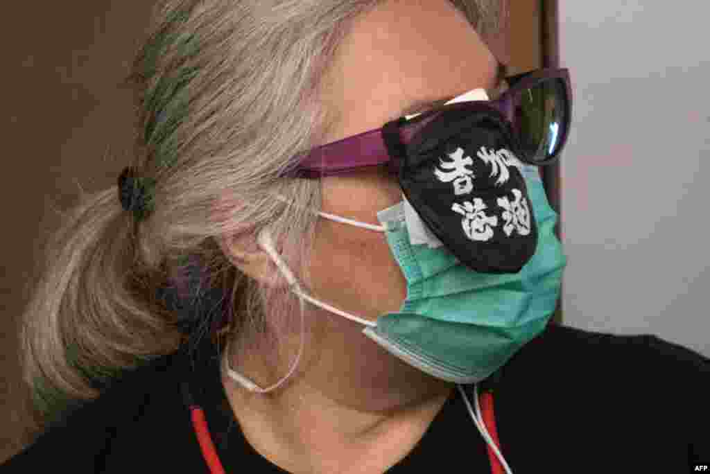 2019年8月21日,香港示威者在元朗西铁站静坐，抗议他们指责的“警黑勾结”导致元朗暴徒袭击示威者事件。