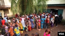  Les électeurs devant un bureau de vote à Conakry, Guinea on October 11, 2015. (Photo: C. Stein)