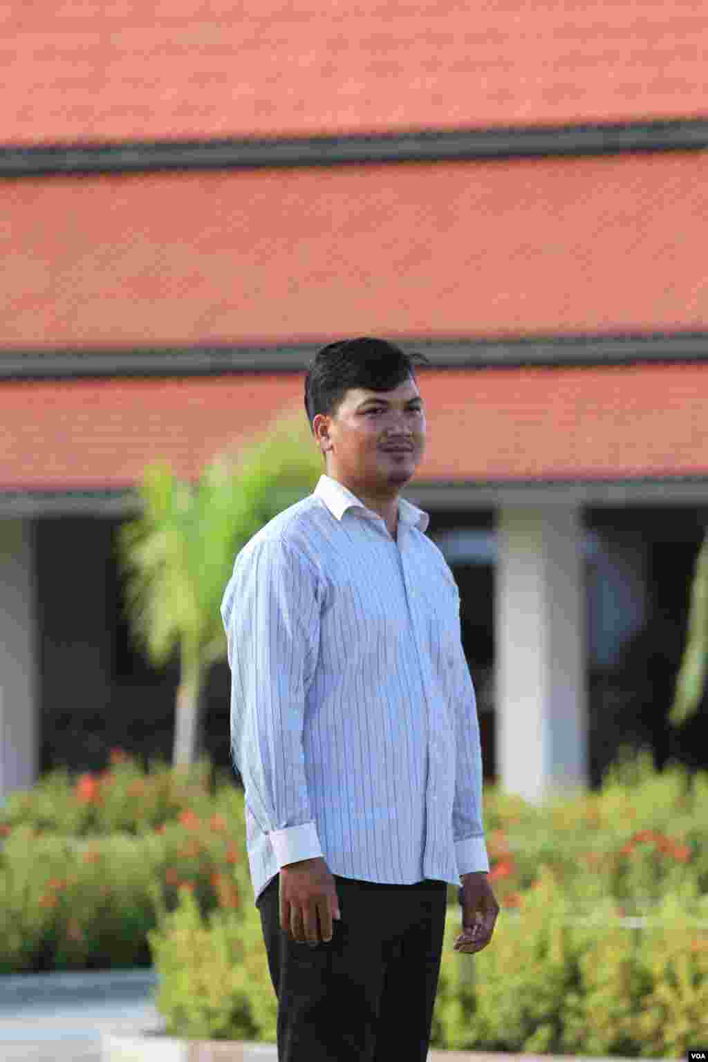 San Sopheak, a Baha&rsquo;i coordinator from Takeo province, visited the Baha&rsquo;i temple for the monthly coordinator meetup. He is actively conducting workshops to teach Baha&rsquo;i religious teachings that is based on both religion and science, to people from his community. (Hor Singhuo/VOA)