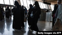Des personnes évacuées d'Afghanistan arrivent à l'aéroport international de Dulles aux Etats-Unis le 25 août 2021.
