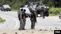 Pasukan keamanan Thailand melakukan pemeriksaan lokasi pemboman di provinsi Yala, 20 Januari 2011.