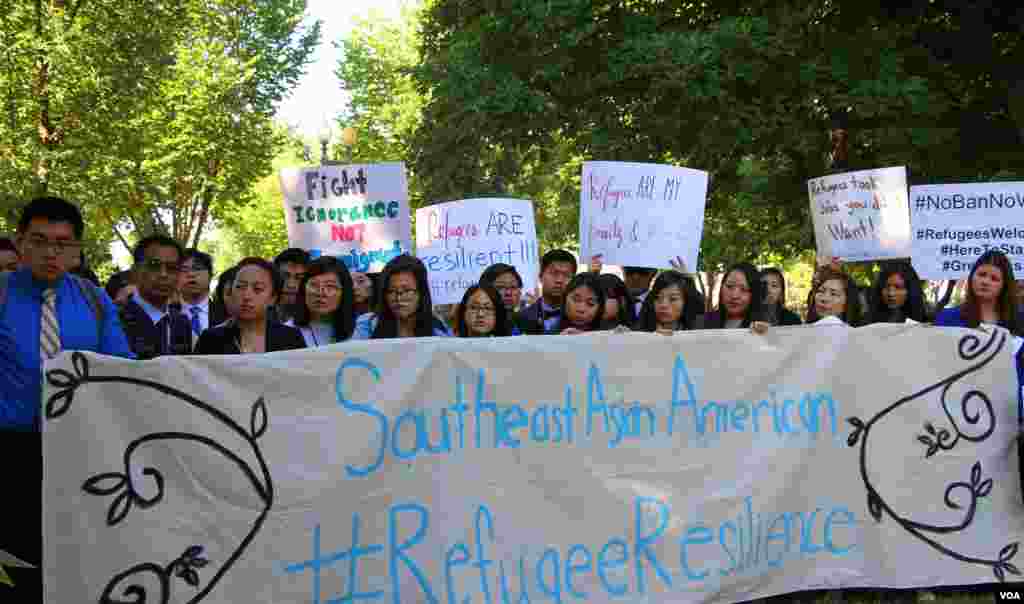 សហគមន៍​អាស៊ីអាគេ្នយ៍​មក​ពី​រដ្ឋនានា​នៅ​សហរដ្ឋ​អាមេរិក បាន​ជួបជុំ​គ្នា​ជា​សាធារណៈ​មួយ​នៅ​មុខ​សេតវិមាន ក្នុង​សាមគ្គីភាព​ដោយ​ដោយ​ស្រែក​ជា​ពាក្យ​ស្លោក​ថា &laquo;&zwj;​នៅទីនេះ​យើង​ស្វាគមន៍​ជន​ភៀស​ខ្លួន&raquo; ក្នុង​ន័យ​ប្រឆាំង​នឹង​ទស្សនៈ​ប្រឆាំង​ជន​អន្តោប្រវេសន៍ និង​ជនភៀស​ខ្លួន&zwj;។ (ទែន សុខស្រីនិត/VOA)