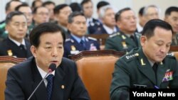 한민구 한국 국방장관이 8일 국회 국방위원회에서 진행된 국정감사에서 질의에 답하고 있다. 오른쪽은 이순진 합참의장.