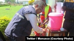 Director-geral da OMS, Dr Tedros Adhanom Ghebreyesus, lava as mãos como medida de precaução contra doenças infecciosas