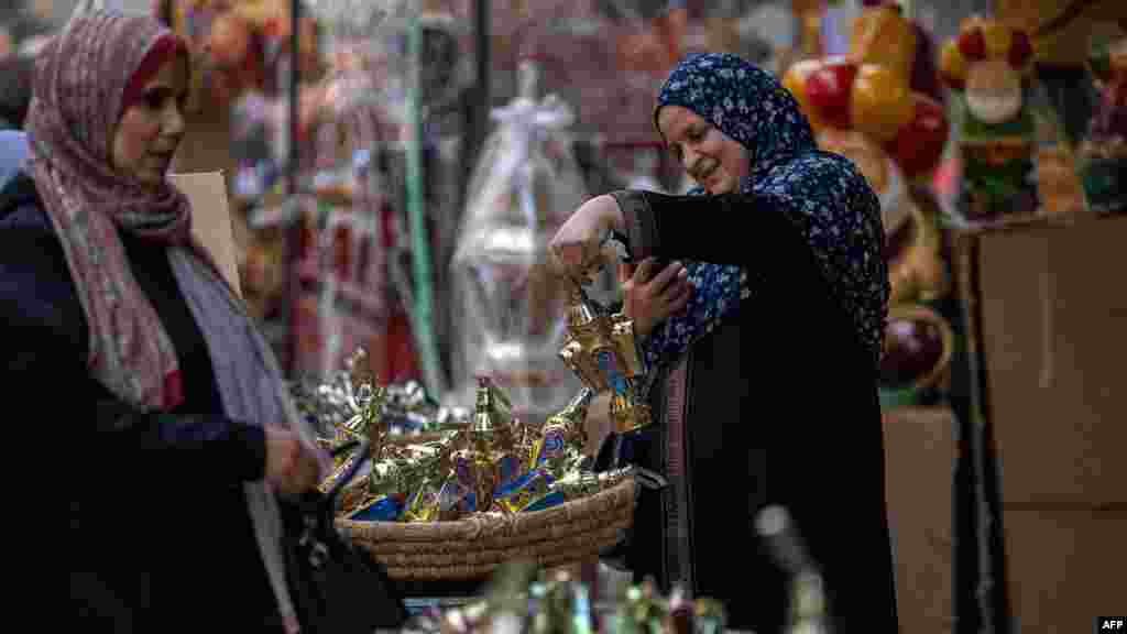 زن دستفروش در شهر قاهره، پایتخت مصر