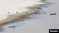 Para nelayan menjaring ikan di sungai Indus di Hyderabad, Pakistan (foto: ilustrasi). 