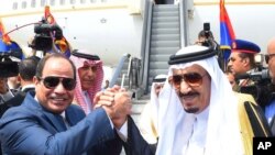Le président egyptien Abdel-Fattah el-Sissi, à gauche, serre la main du roi de l'Arabie Saoudite Salman, au Caire, le 11 avril 2016.