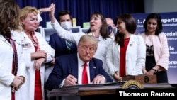 Predsednik SAD na ceremoniji potpisivanja uredbe u Beloj kući