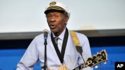 ARSIP – Foto yang diambil tanggal 26 Februari 2012, legenda rock ‘n’ roll Chuck Berry memainkan lagu Johnny B. Goode di John F. Kennedy Presidential Library and Museum di Boston. (foto: AP Photo/Josh Reynolds, Arsip)
