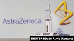Tube untuk tes dengan label vaksin tampak di depan logo of AstraZeneca, 9 September 2020. (Foto: Reuters)