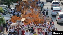 សកម្ម​ជន​តវ៉ា​ប្រឆាំង​នឹង​វិសោធនកម្ម​ច្បាប់​ដោយ​រដ្ឋាភិបាល​ទាក់ទិន​និង​ច្បាប់​បាតុកម្ម​របស់​មីយ៉ាន់ម៉ាក្នុង​ទីក្រុង​រ៉ង់ហ្គូន​កាលពី​ថ្ងៃទី​០៥ មីនា ២០១៨។