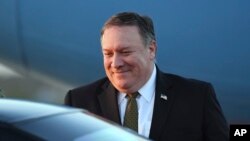 평양을 방문했던 마이크 폼페오 미 국무장관이 7일 한국 오산 공군기지에 도착해 차량에 옮겨 타고 있다.