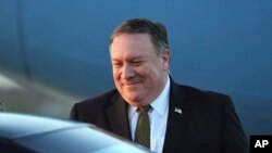លោក Mike Pompeo រដ្ឋមន្ត្រី​ការបរទេស​អាមេរិក​ អញ្ជើញ​ទៅ​ដល់​មូលដ្ឋាន​ទ័ព​អាកាស Osan នៅ​ក្នុង​ក្រុង Pyeongtaek ប្រទេស​កូរ៉េ​ខាង​ត្បូង កាលពី​ថ្ងៃទី៨ ខែតុលា ឆ្នាំ២០១៨។