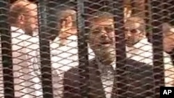 Mantan Presiden Mesir Mohamed Morsi berbicara pada sidang dengar keterangan di Kairo, 3 November lalu (foto: dok). 