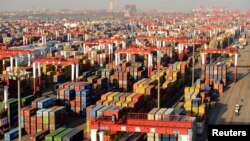 중국 칭다오 항구에 운송용 컨테이너 박스가 가득 쌓여있다.