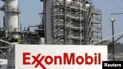 Sebuah kilang minyak milik ExxonMobil di Baytown, Texas (Foto: dok). ExxonMobil didenda $236 Juta atas pencemaran air tanah dengan MTBE.