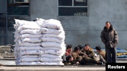 지난해 3월 중국 단둥에서 압록강 넘어로 바라본 북한 신의주에 비료 더미가 쌓여있다. (자료사진)