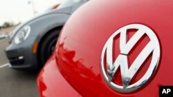 Logo Volkswagen pada model Beetle 2012 di Littleton, Colorado.