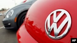 Logo Volkswagen pada model Beetle. 