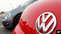Mobil Volkswagen di sebuah dealer VW di Amerika (Foto: dok). Tim jaksa Korea Selatan menggerebek kantor Volkswagen, Jumat (19/2) sebagai bagian dari penyelidikan mereka terkait skandal kecurangan emisi.