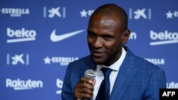Eric Abidal lors de la présentation de Frenkie de Jong au Camp Nou, Espagne, le 5 juillet 2019. (Photo by LLUIS GENE / AFP)