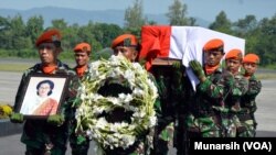 Jenazah Herry Listyawati, isteri dubes RI untuk Pakistan tiba di Lanud Adisucipto Yogyakarta Kamis sore (14/5) diusung anggota TNI AU (Foto:VOA/Munarsijh)