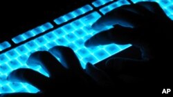 រូបឯកសារ៖ រូបថតមួយ បង្ហាញជនអនាមិកម្នាក់កំពុងប្រើកុំព្យូរទ័រ។ 