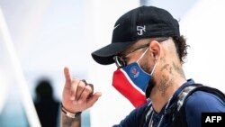 Neymar du PSG quitte l'hôtel à Lisbonne, après la défaite contre le Bayern Munich en finale de ligue des champions, Portugal, le 24 août 2020.
