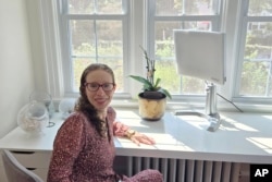 Miriam Cherry menggunakan perangkat terapi cahaya untuk mengobati gangguan afektif musiman, di rumahnya di Larchmont, New York, 4 September 2024. (Miriam Cherry via AP)